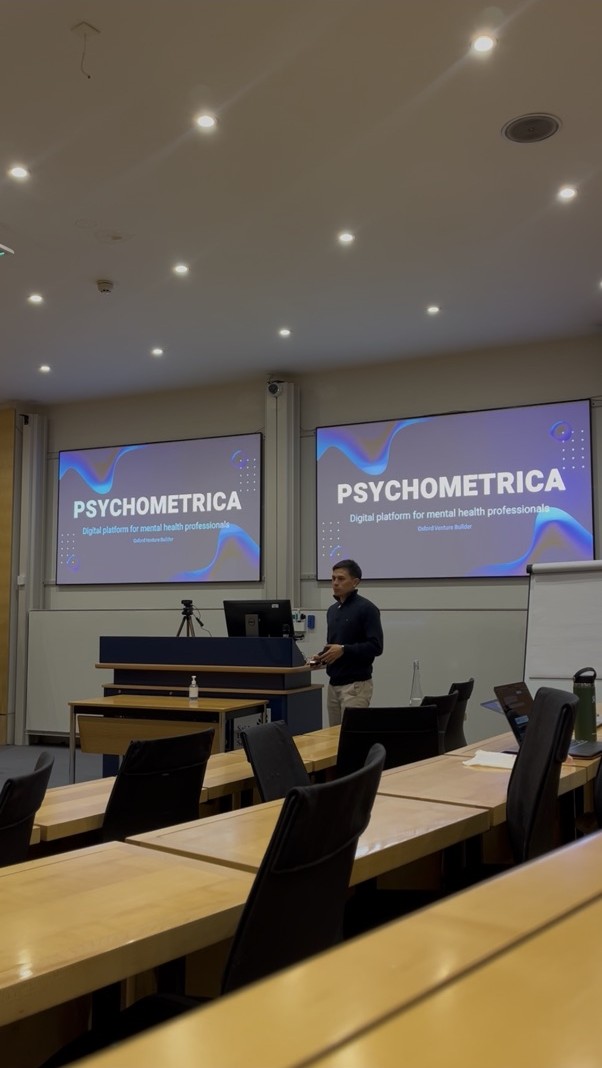 Santiago pitching Psychometrica in an Oxford lecture theatre